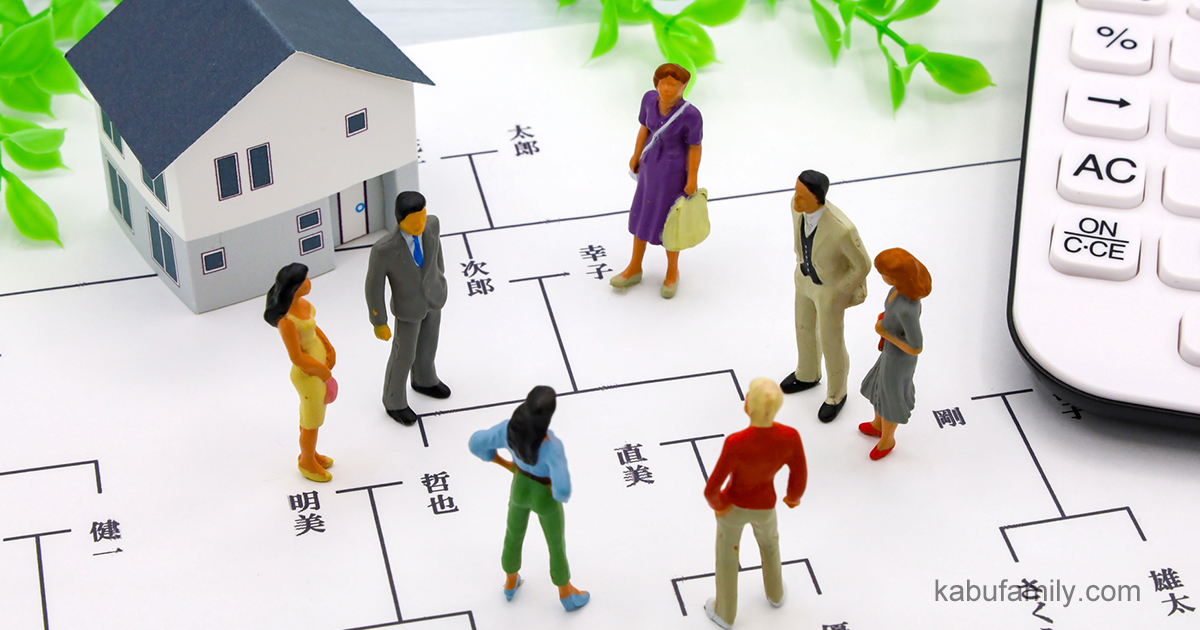 相続と家族構成の関係を表す家系図とミニチュア家族、遺産分割や共有名義のイメージ